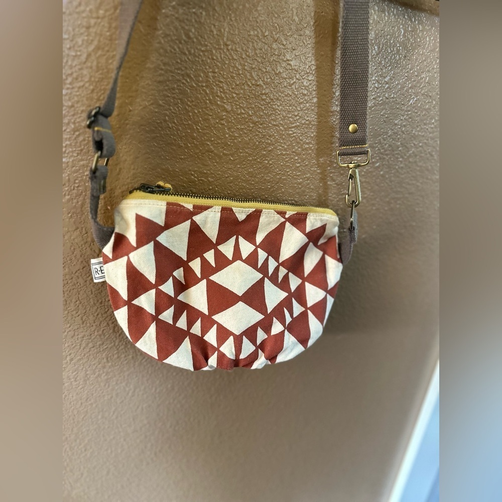 Rachel Elise Geometric Patterned Crossbody Bag Date Purse - Bow Tie Terra Cotta - Picture 10 of 15